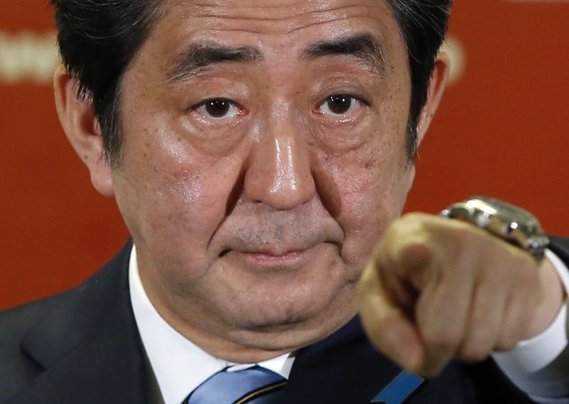 © Reuters. Primeiro-ministro do Japão e líder da do Partido Liberal Democrata, Shinzo Abe, durante coletiva de imprensa após vitória de sua coalizão em eleições parlamentares, em Tóquio 