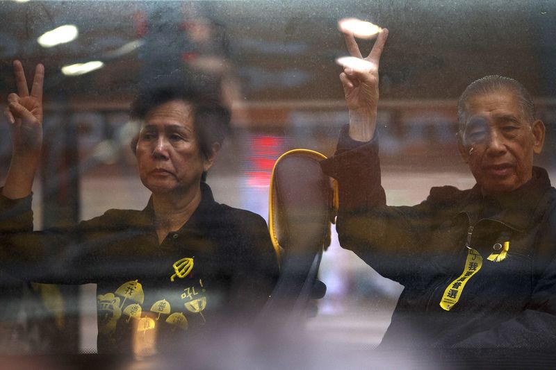 © Reuters. Manifestantes pró-democracia acenam de dentro de um ônibus da polícia em Hong Kong