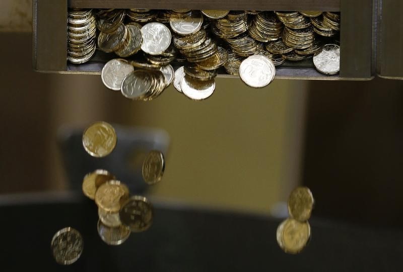 © Reuters. Freshly-minted 20 cent euro coins are pictured after being minted at the"Monnaie de Paris" national mint factory in Pessac near Bordeaux