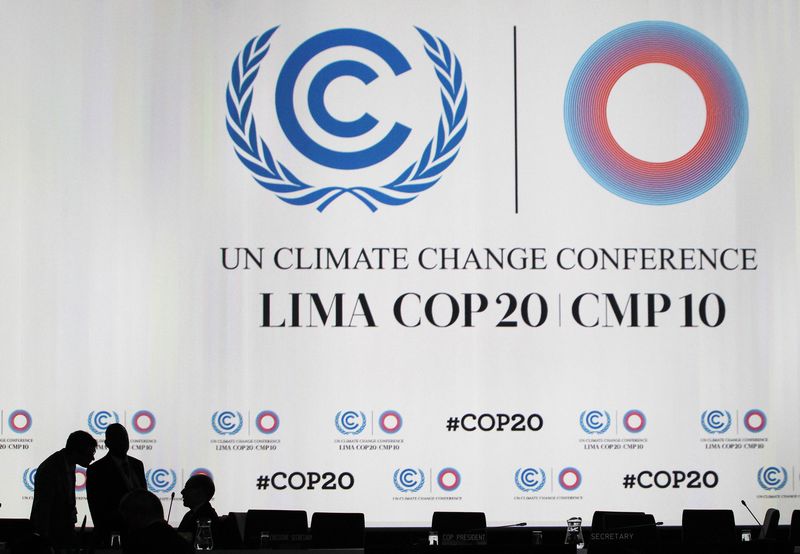 © Reuters. Representantes conversam durante intervalo de sessão plenária da Conferência de Mudanças Climáticas COP 20, em Lima 