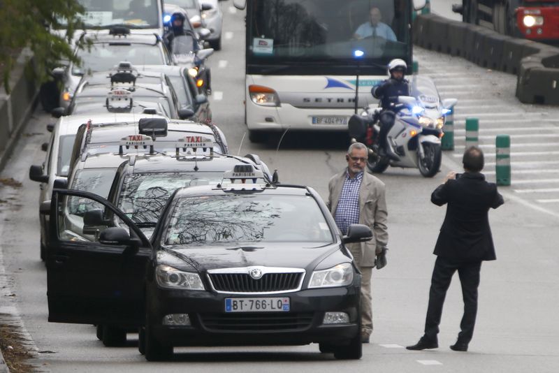 © Reuters. LES TAXIS SATISFAITS DE L'INTERDICTION D'UPBERPOP