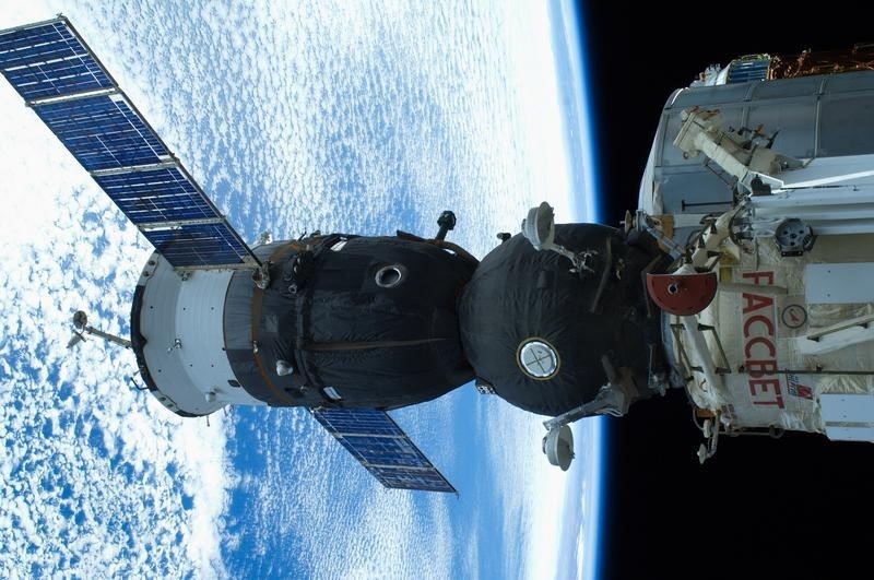 © Reuters. Foto de divulgação da nave Soyuz acoplada à Estação Espacial Internacional 