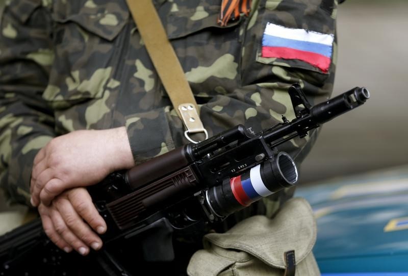 © Reuters. Ativista pró-Rússia segura arma em foto de arquivo, durante crise da Ucrânia 