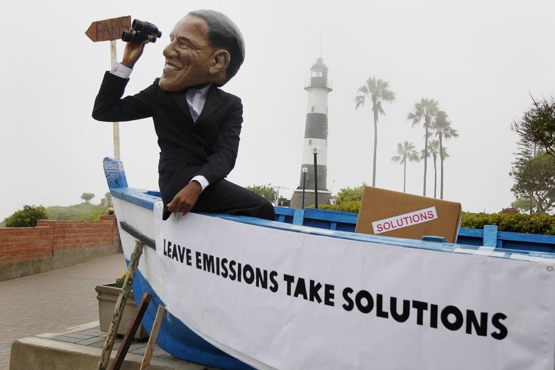 © Reuters. Um ativista usando uma máscara do presidente dos EUA, Barack Obama, segura um binóculo durante protesto em meio a conferência do clima da ONU, em Lima 