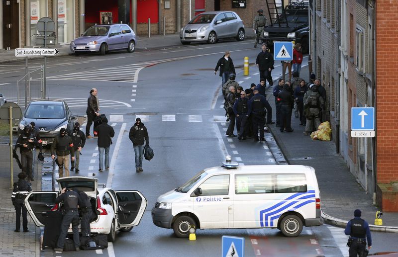 © Reuters. LA POLICE BELGE PREND D'ASSAUT UN APPARTEMENT À GAND