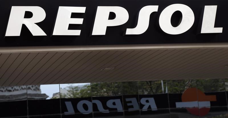 © Reuters. The logo of Spanish oil company Repsol is seen in a petrol station in Madrid