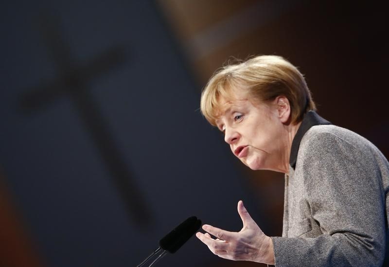 © Reuters. German Chancellor Merkel addresses the CSU party congress in Nueremberg