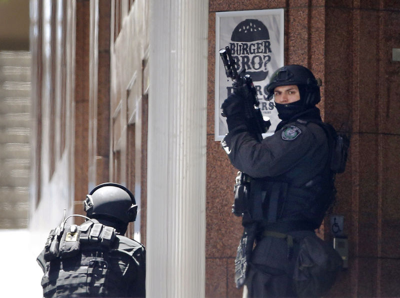 © Reuters. شاهد من رويترز: الشرطة الأسترالية تهاجم مقهى محتجز فيه رهائن