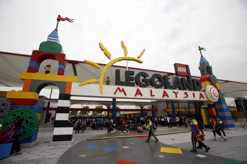 © Reuters. File photograph shows visitors arriving for a media preview of Legoland Malaysia at Nusajaya in the southern state of Johor