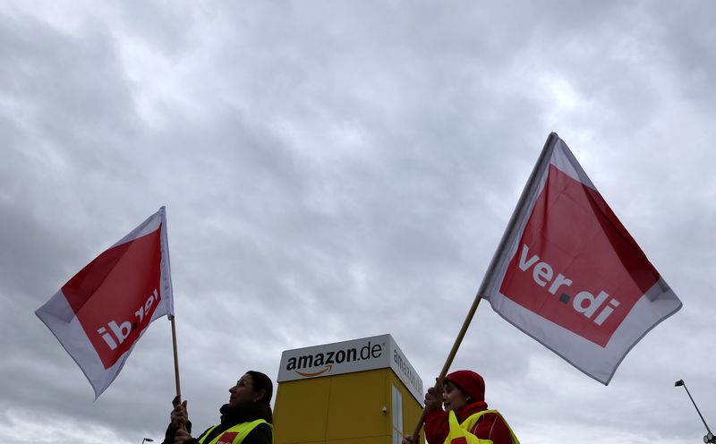 © Reuters. Membros do sindicato Verdi com bandeiras do lado de fora de um armazém da Amazon