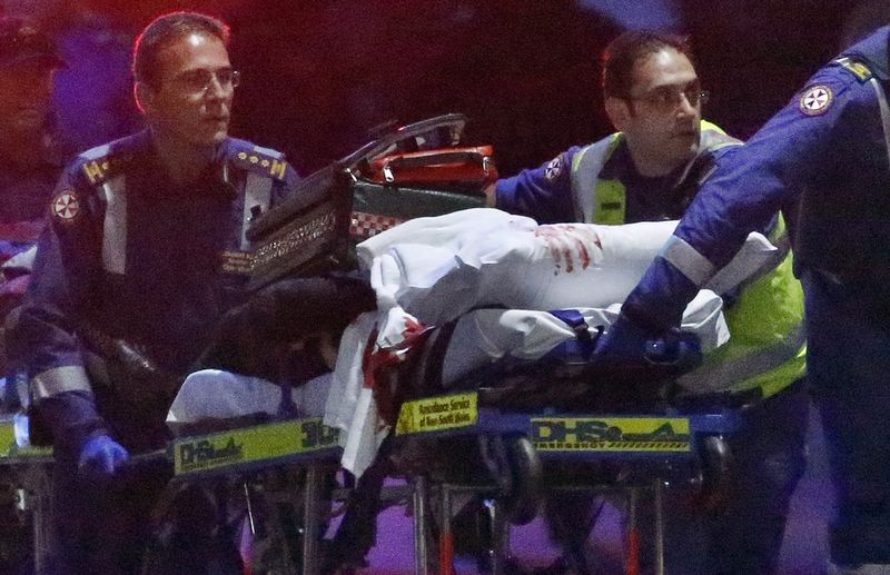 © Reuters. Las fuerzas de seguridad irrumpen en una cafetería con rehenes en Sídney