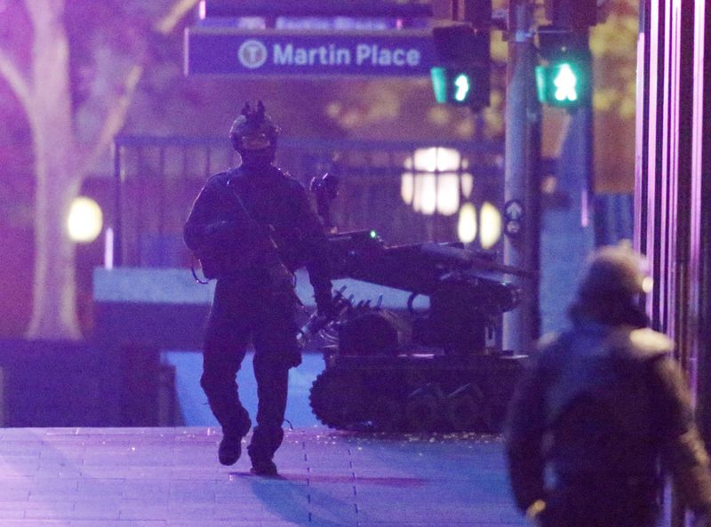 © Reuters. Policía irrumpe en café de Sídney para terminar secuestro, informan de dos muertos