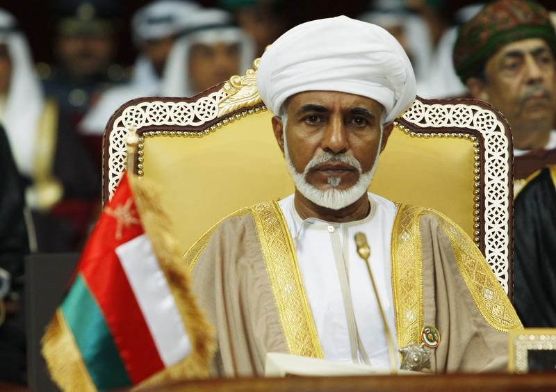 © Reuters. غياب السلطان يثير تساؤلات ومخاوف حول انتقال الحكم في سلطنة عمان