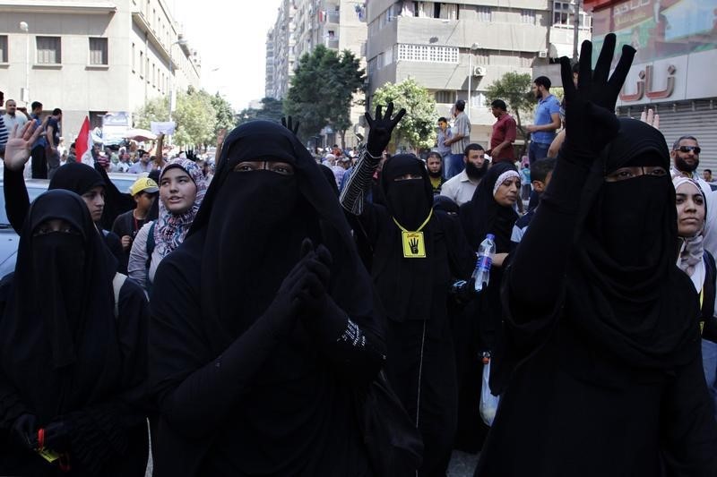© Reuters. الأخوات المسلمات في طليعة المشهد فيما تكافح جماعة الاخوان المسلمين من اجل البقاء