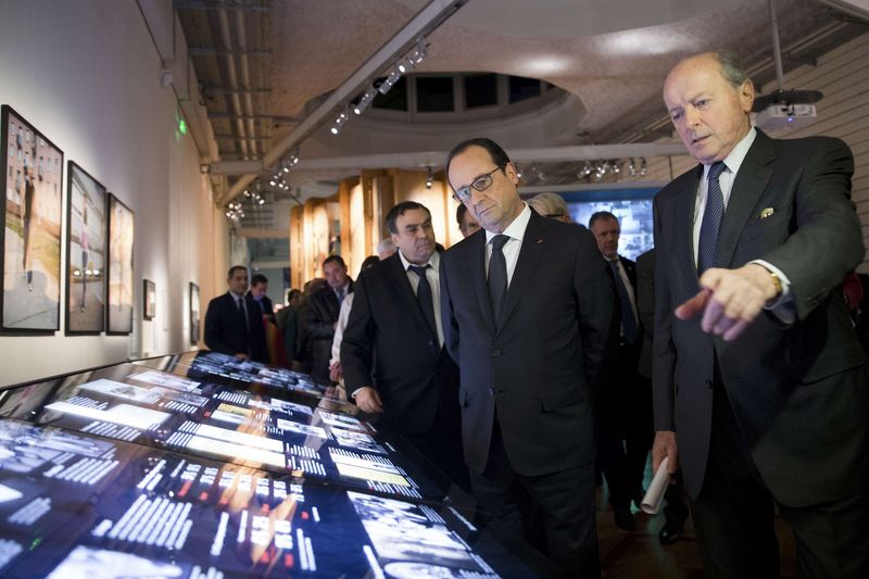 © Reuters.  FRANÇOIS HOLLANDE INAUGURE LE MUSÉE DE L'IMMIGRATION