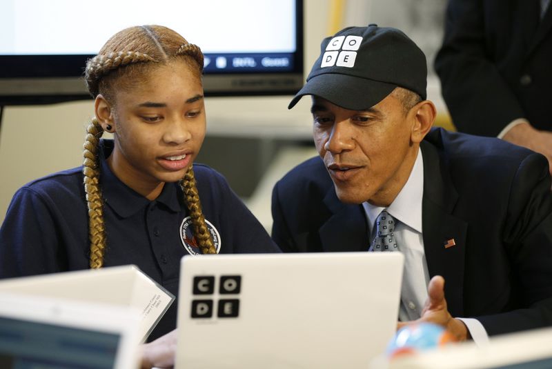 © Reuters. Obama visits students during coding event at the White House in Washington