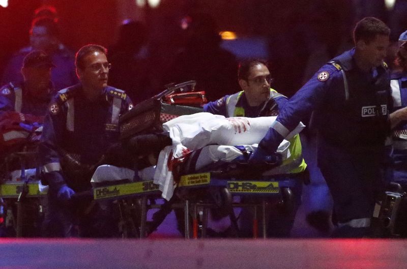 © Reuters. الشرطة الأسترالية: الخاطف المسلح بين 3 قتلوا في فض حصار المقهى