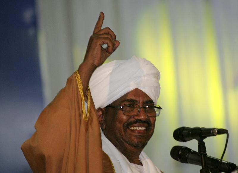 © Reuters. Sudanese President Omar Hassan al-Bashir addresses the general conference of the ruling National Congress Party in Khartoum