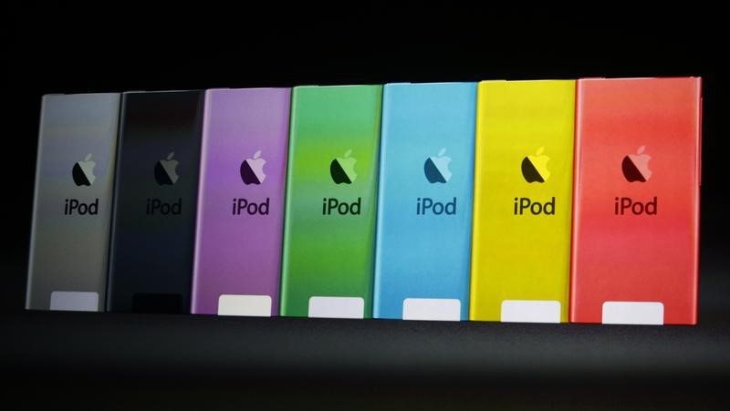 © Reuters. The different colours available for the iPod Touch presented during Apple Inc.'s iPhone media event in San Francisco