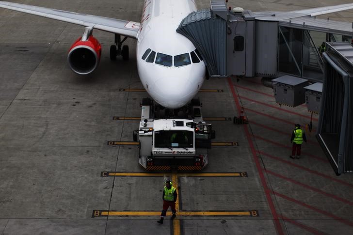 © Reuters. Avião estacionado no aeroporto de Zurique