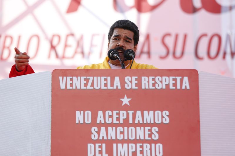 © Reuters. Presidente da Venezuela, Nicolas Maduro, discursa durante protesto contra a possibilidade de imposição de sanções contra o país pelos Estados Unidos