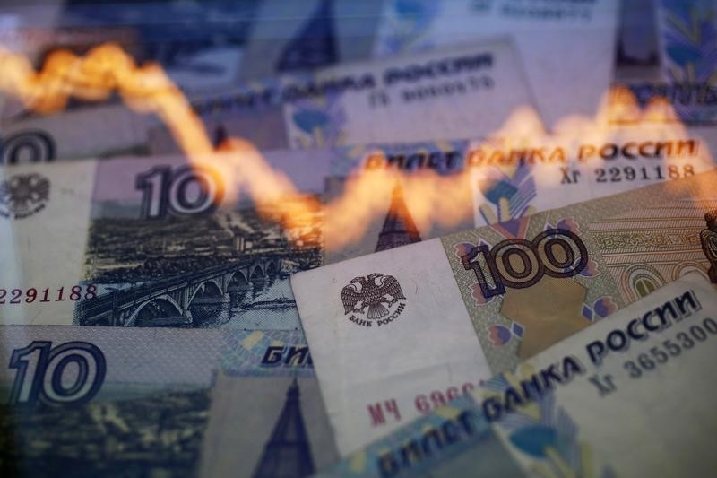 © Reuters. Photo illustration of a reflection of a yearly chart of U.S. dollars and Russian roubles are seen on rouble notes in Warsaw