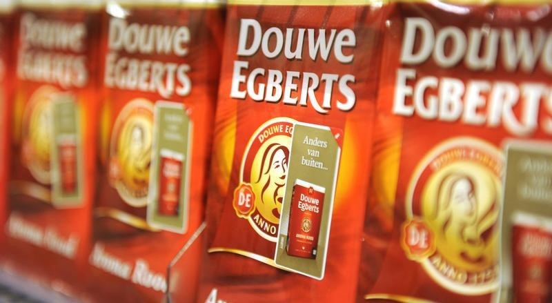 © Reuters. Packets of Douwe Egberts coffee are seen at a supermarket in Amsterdam