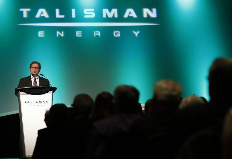 © Reuters. President and Chief Executive of Talisman Energy Kvisle addresses shareholders during the company's annual general meeting in Calgary