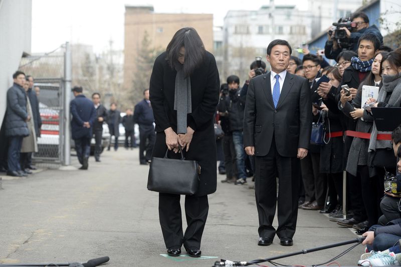 © Reuters. Cho Hyun-ah, daughter of chairman of Korean Air Lines, bows in front of the media outside the offices of the Aviation and Railway Accident Investigation Board in Seoul