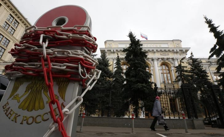 © Reuters. Обмотанный цепью парковочный столбик у здания Банка России в Москве