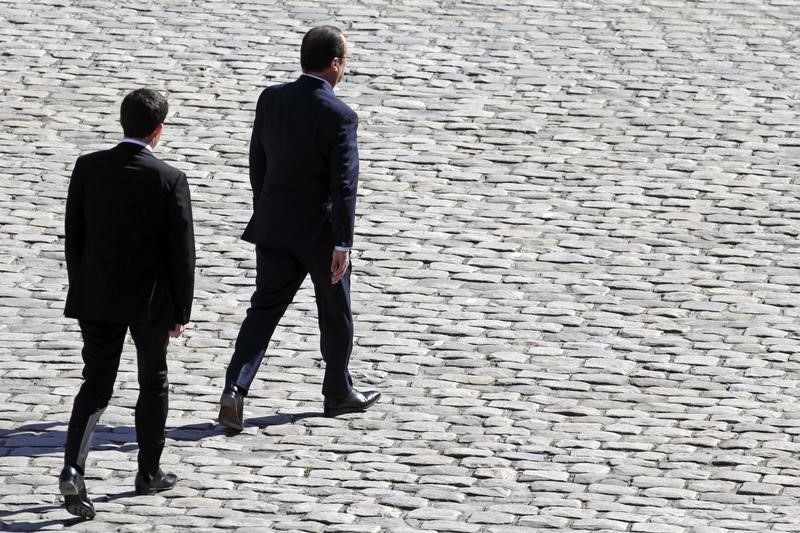 © Reuters. UN NOUVEAU SONDAGE ÉVOQUE UNE LÉGÈRE EMBELLIE POUR FRANÇOIS HOLLANDE ET MANUEL VALLS