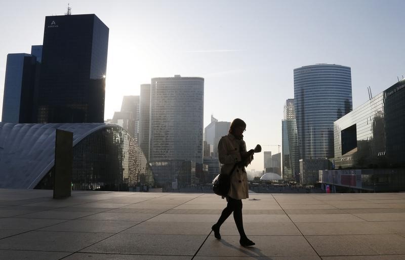 © Reuters. A businessman walks on the esplanade of La Defense, in the financial and business district west of Paris