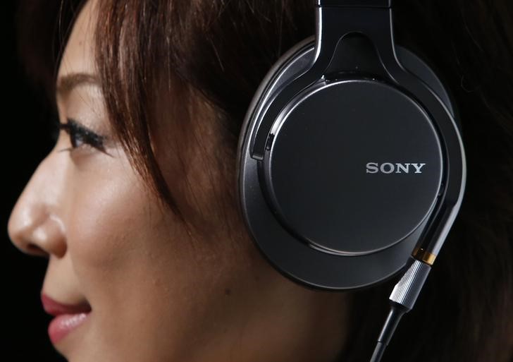 © Reuters. Logo of Sony Corp is seen on its high resolution audio headphones MDR-1A during a product unveiling event in Tokyo
