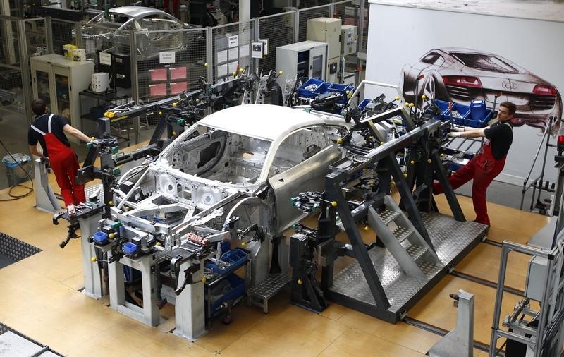 © Reuters. Workers assemble new Audi R8 car body in German car manufacturer's plant in Neckarsulm