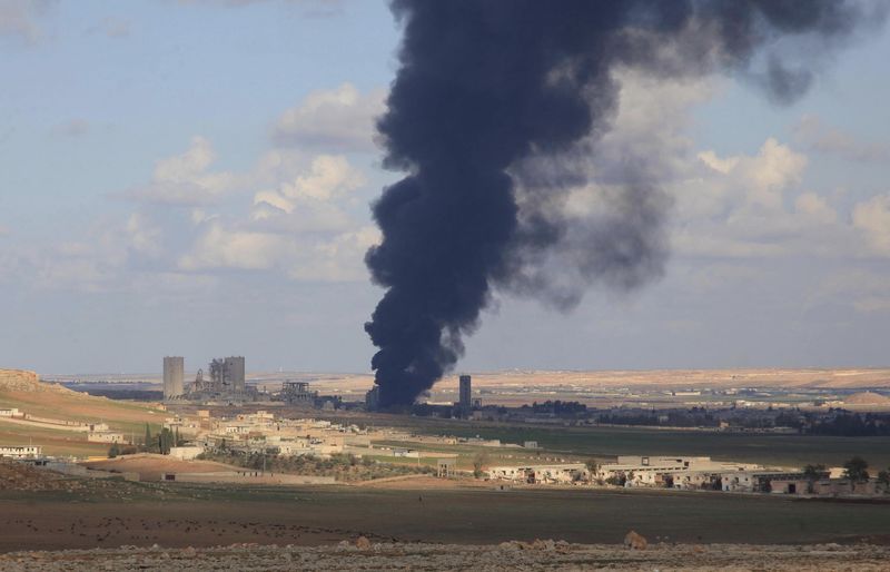 © Reuters. مقتل نحو مئة جندي سوري و80 جهاديا في معركة للسيطرة على معسكر وادي الضيف