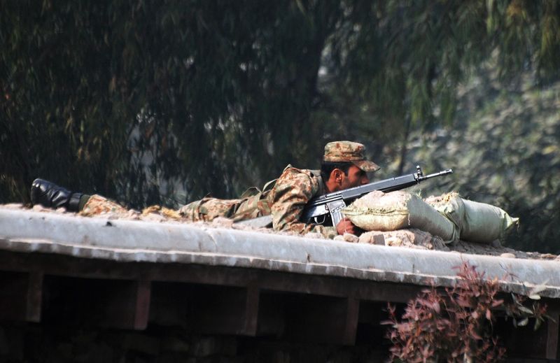 © Reuters. مسؤول باكستاني: مقتل 84 تلميذا في هجوم طالبان على مدرسة في بيشاور