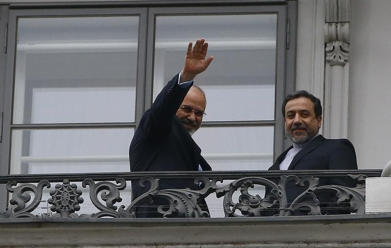 © Reuters. Iranian Foreign Minister Zarif and Araghchi, Iran's chief nuclear negotiator, stand on the balcony of Palais Coburg in Vienna