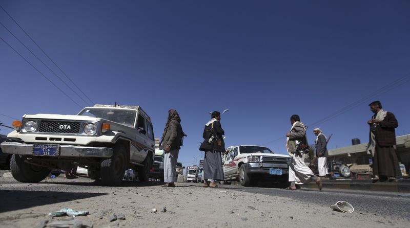 © Reuters. Shi'ite Houthi rebels man a checkpoint in Sanaa