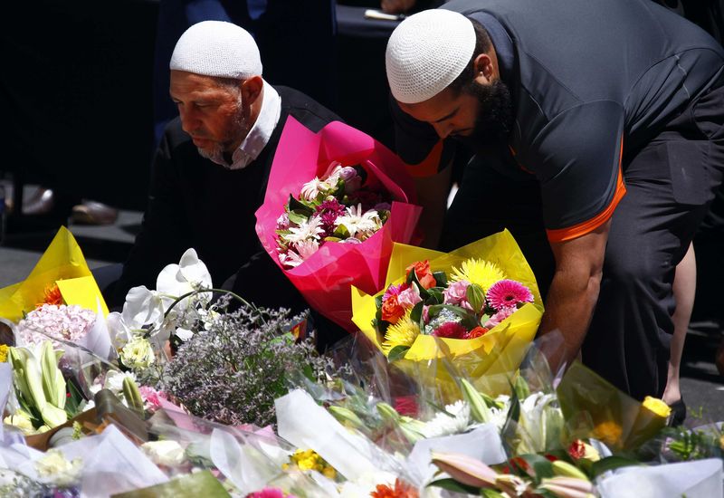 © Reuters. حملة تضامن مع المسلمين بعد واقعة احتجاز رهائن في سيدني