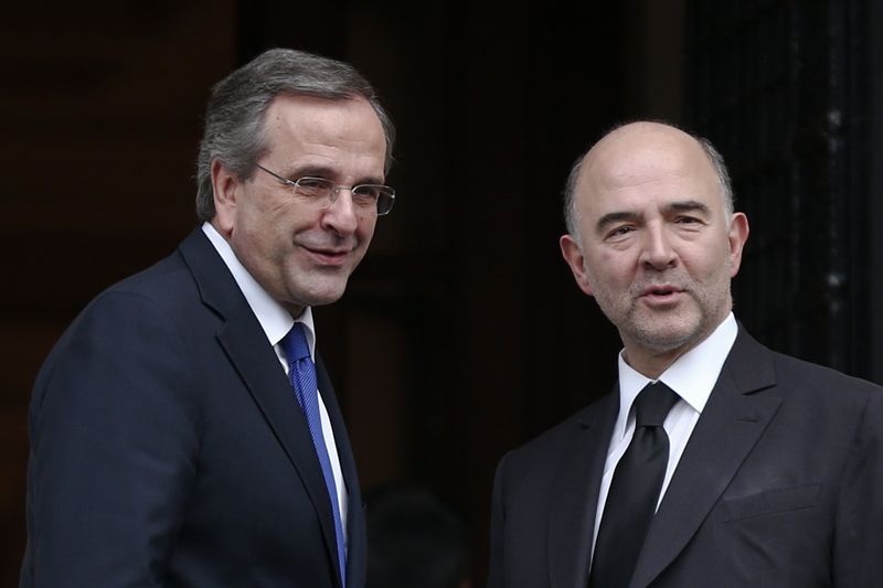 © Reuters. Greece's PM Samaras welcomes European Commissioner for economics, taxation and customs Moscovici at his office in Athens