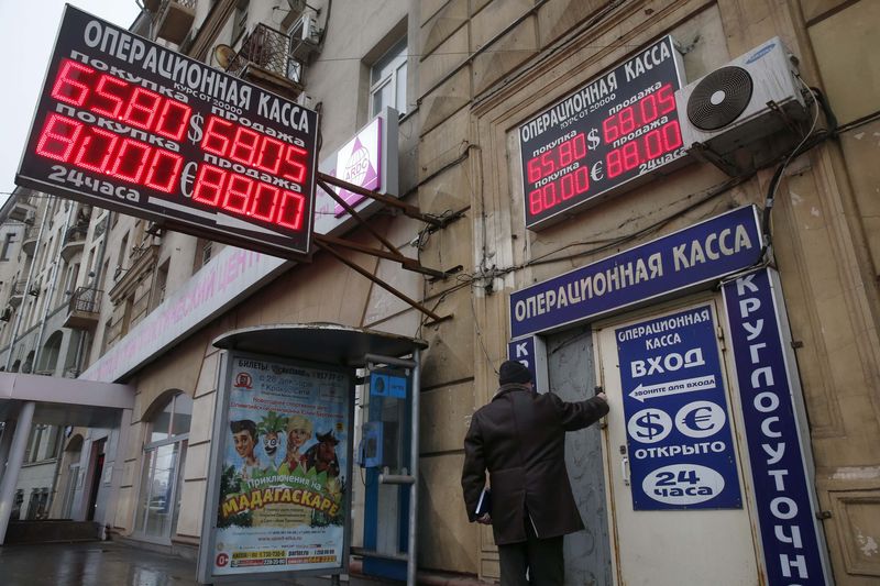 © Reuters. RECHUTE DU ROUBLE MALGRÉ LE RELÈVEMENT BRUTAL DES TAUX