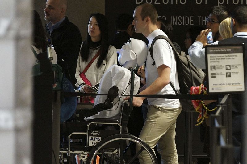 © Reuters. Un robot vuela en avión a Alemania desde Los Ángeles como un pasajero más