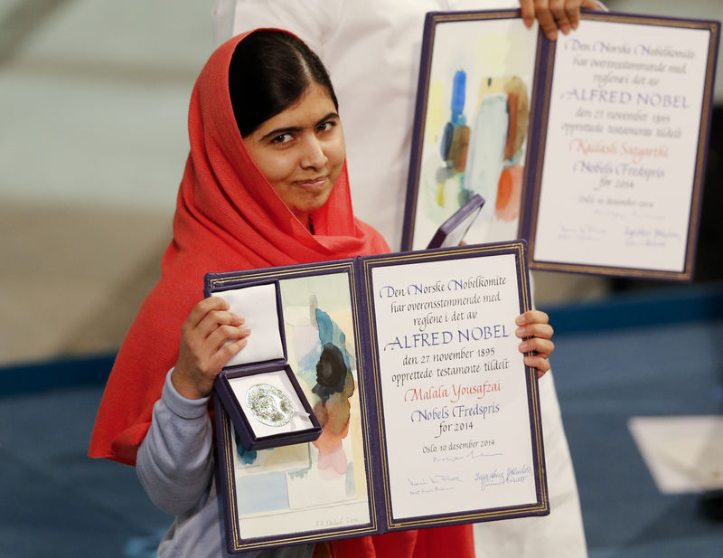 © Reuters. Ganhadora do Nobel da Paz Malala Yousafzai posa com medalha e diploma da premiação em Oslo