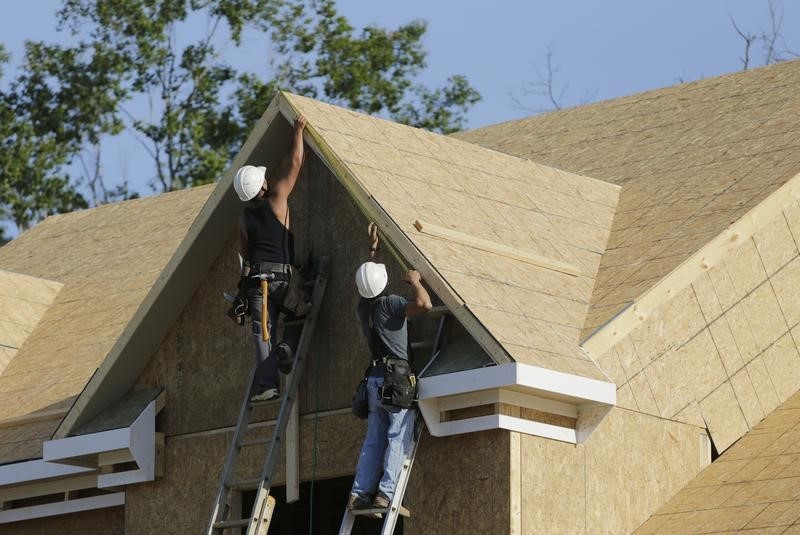 © Reuters. Carpenters work at a housing site of Mid-Atlantic Builders The Villages of Savannah in Brandywine Maryland