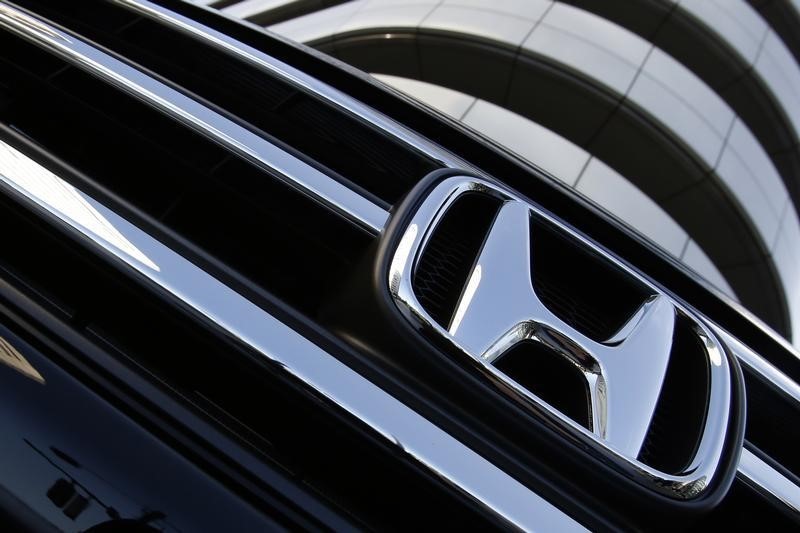 © Reuters. A logo of Honda Motor Co is seen on a car outside the company's showroom in Tokyo