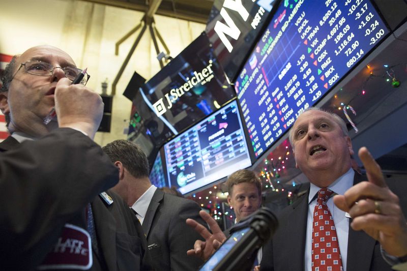 © Reuters. Wall Street abre a la baja ante la caída del petróleo y la moneda rusa 