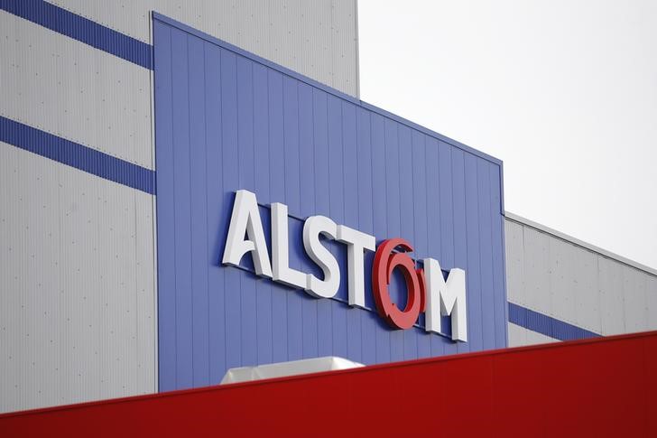 © Reuters. The logo of Alstom is pictured during an inaugural visit of the Alstom offshore wind turbine plants in Montoir-de-Bretagne