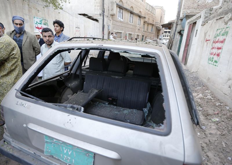 © Reuters. مقتل 25 في انفجار سيارتين ملغومتين بوسط اليمن