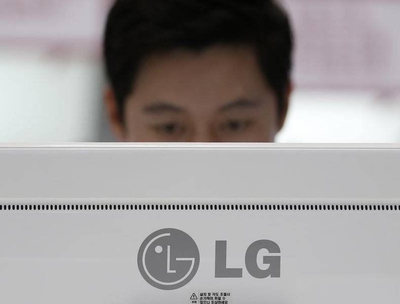 © Reuters. Um homem olha para uma tela da LG durante feira de eletrônicos na Coreia do Sul 