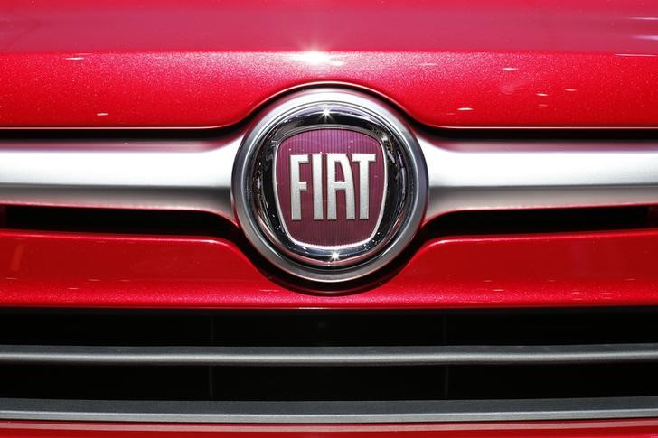 © Reuters. A Fiat logo is seen on a car displayed on media day at the Paris Mondial de l'Automobile